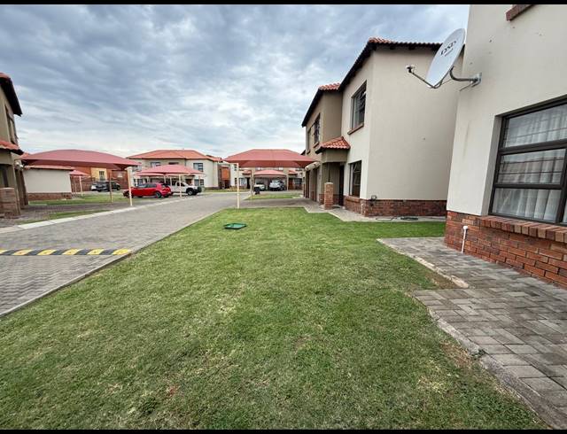 3 BEDROOM TOWNHOUSE FOR SALE IN WATERVAL EAST